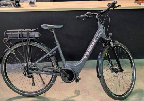 TREK VERVE+ 1 LOWSTEP SOLID CHARCOAL S 300WH